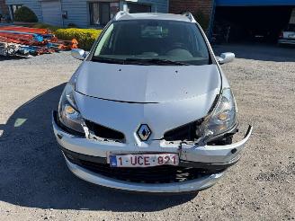uszkodzony samochody osobowe Renault Clio III GRANDTOUR EXCEPTION 2009/2