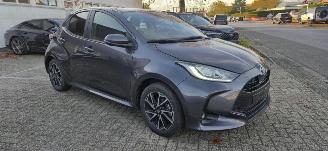 krockskadad bil auto Toyota Yaris 1.5 benzin * Navigatie*LED*Aluminium velgen*Camera*trekhaak*KeylessGo* 2023/10