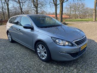 uszkodzony samochody osobowe Peugeot 308 1.6 BluedHdi Pack 2015/5