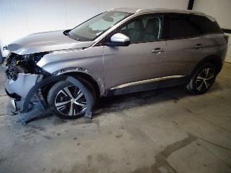 Salvage car Peugeot 3008 1.2 THP 2019/4