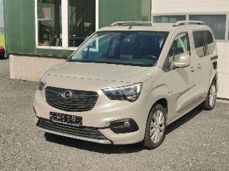 Vaurioauto  passenger cars Opel Combo 1.2 Life Tour Clima Cruis Navi 2019/6