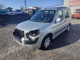disassembly passenger cars Citroën Berlingo 1.4 Zilver EZRC Onderdelen KFW Motor 20CP37 Bak 2004/4