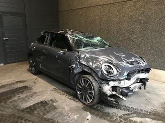 Salvage car Mini Cooper S 3-Drs (F56) Hatchback 2015 2.0 16V Cooper S Hatchback 2Dr Benzine 1.998cc 141kW (192pk) FWD 2015/10