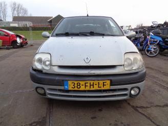 ocasión turismos Renault Clio Clio II (BB/CB/SB) Hatchback 1.2 (D7F-720) [43kw]  (09-1998/10-2007) 2000/4